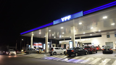 largas filas para cargar combustible en capital