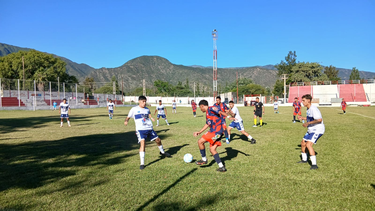 andalgala: san lorenzo vencio 2-0 a santa rosa y se quedo con un duelo clave