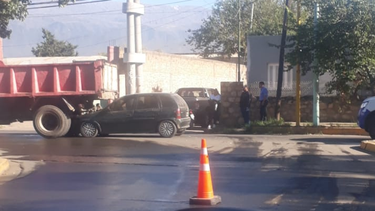 choque entre un auto y un camion