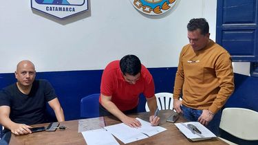 Firma entre el presidente chacarero Lucas Cisternas y el ministro Fidel Sáenz.&nbsp;