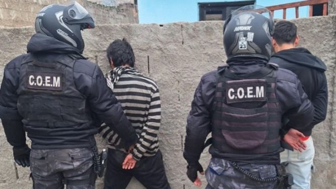 Aprehenden a dos jóvenes sospechosos de amenazar de muerte a su propia madre