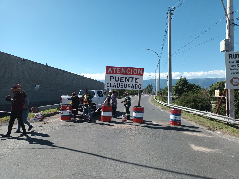 El puente emplazado sobre el río el valle en la ruta 33. El tránsito en ese sector está interrumpido desde ayer.
