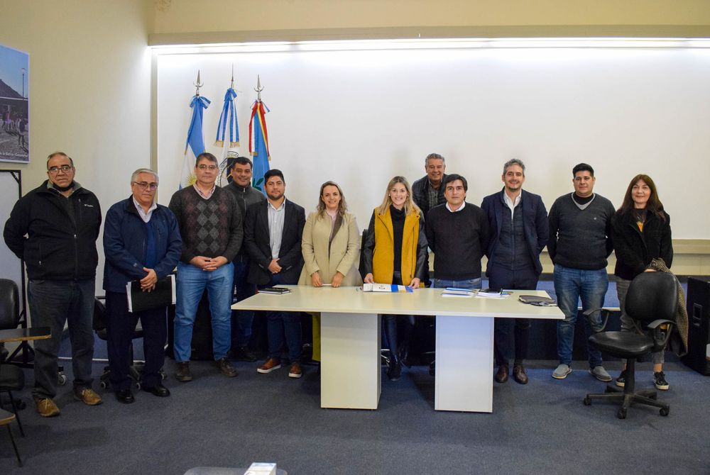 Hoy se firmó el convenio entre el Ministerio de Educación y representantes de Cookins S.A.