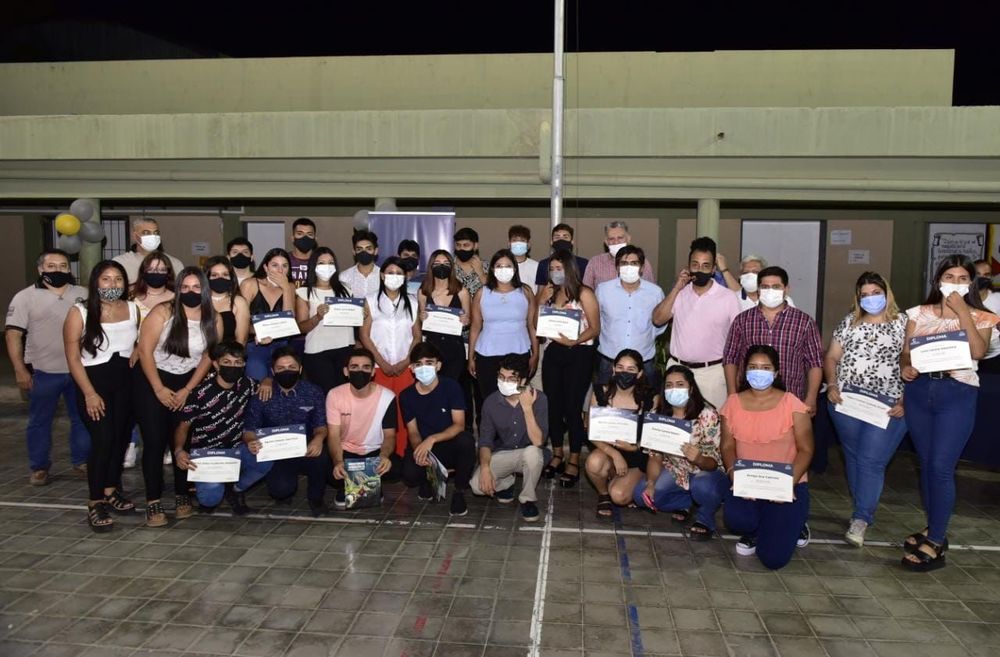 Los alumnos que presenciaron la charla, con sus diplomas.&nbsp;