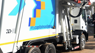 insolito: se oculto en un contenedor e intento asaltar un camion recolector de residuos
