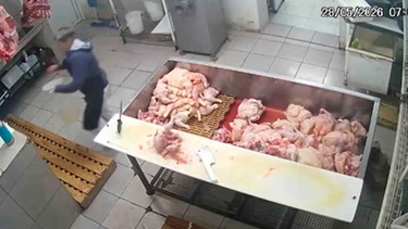 la filmaron poniendo raticida en el mate de un companero de trabajo