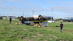 Vuelco de un camión en la rotonda del Bicentenario Vuelco de un camión en la rotonda del Bicentenario