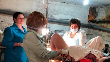 milagro en kiev: una joven de 23 anos tuvo a su bebe en un subte