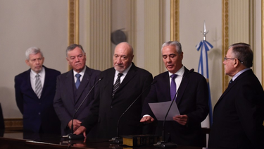 El juez de la Corte Suprema bonaerense, Sergio Torres, junto a los otros miembros del tribunal.