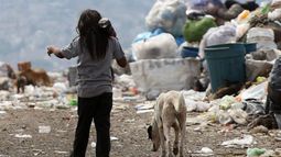 El vértigo de la pobreza. La Argentina generó un millón de pobres por mes entre noviembre y enero.