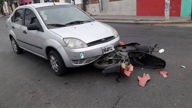 Una mujer resultó herida en un choque en avenida Güemes
