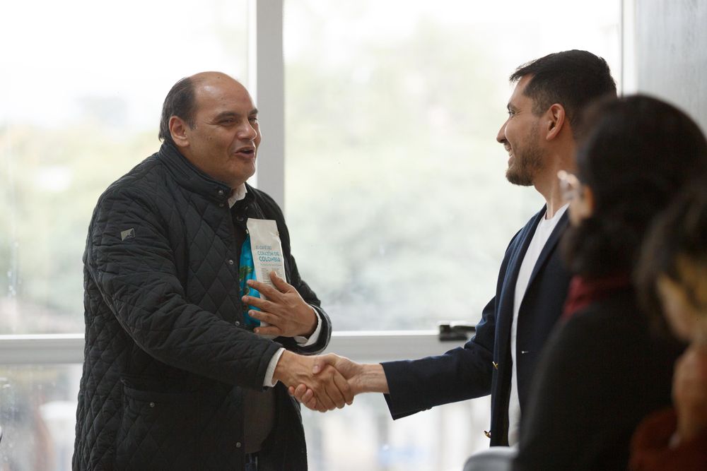 VIsita académicos de Colombia al Intendente (2)