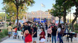 Feria de las colectividades en Plaza 25 de agosto