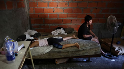 En Catamarca, la Iglesia estima que existen 150.000 personas bajo la línea de pobreza y más de 15.000 en situación de indigencia. En Catamarca, la Iglesia estima que existen 150.000 personas bajo la línea de pobreza y más de 15.000 en situación de indigencia.