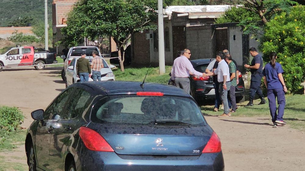 Observación. Los peritos y el fiscal Costilla revisaron la vivienda de Juan Carlos Rojas el jueves último.