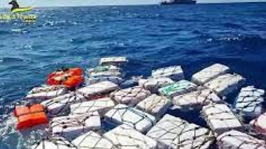 La policía italiana encontró dos toneladas de cocaína flotando en el mar