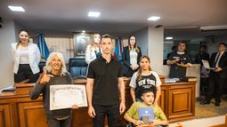 Distinto. Galán rompió el protocolo, juró vestido de chomba y lo hizo por el pueblo de Catamarca. Distinto. Galán rompió el protocolo, juró vestido de chomba y lo hizo por el pueblo de Catamarca.