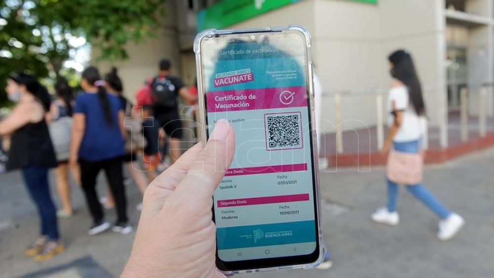 Pase. Con las vacunas exigidas para el ingreso a lugares determinados.&nbsp;