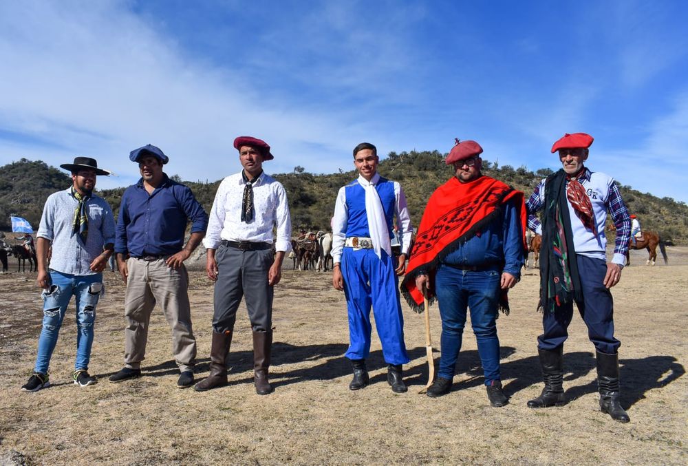 Alumnos de Ancasti prometieron lealtad a la bandera de la patria a orillas del Dique de Ipizca7.jpeg