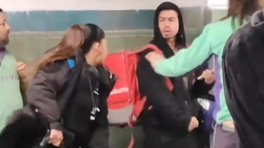 video: una policia portena golpeo a un repartidor en el subte