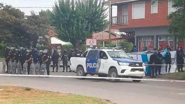 el abogado del policia acusado dijo que se le escapo el tiro
