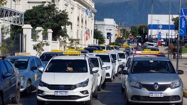 taxistas y remiseros se movilizan frente a la municipalidad