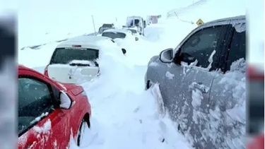 las rutas de chubut estan colapsadas por la nieve y hay autos enterrados