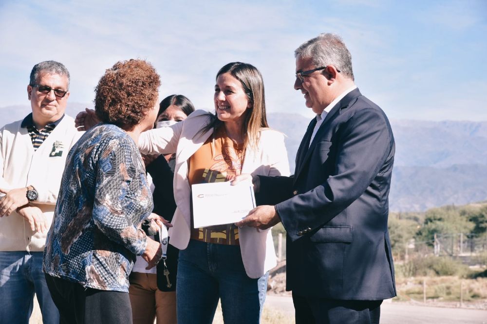 Raúl Jalil y la intendenta Susana Zenteno, en la entrega de viviendas.