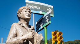 Inauguraron una escultura en homenaje al histórico canillita Ramón Iturre Inauguraron una escultura en homenaje al histórico canillita Ramón Iturre