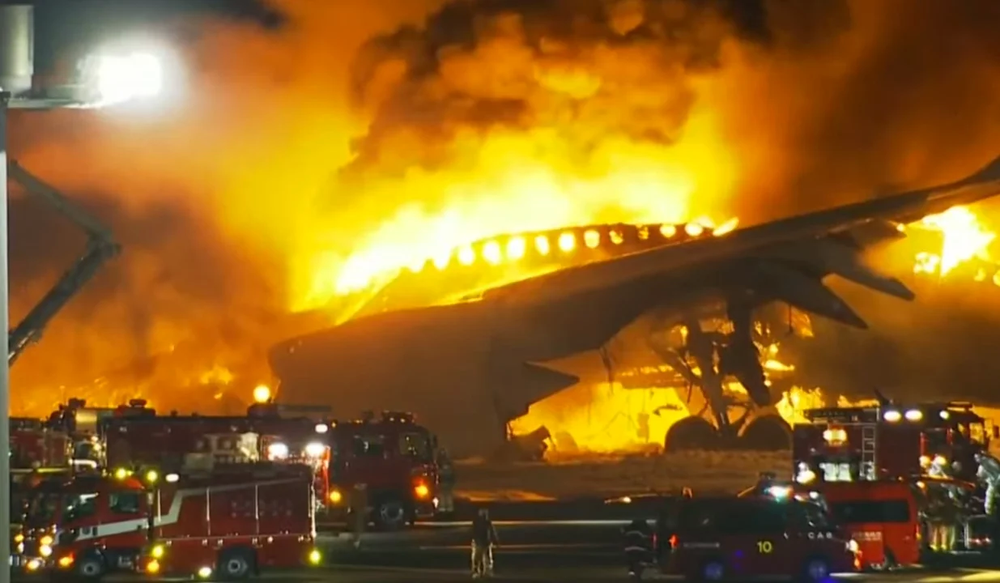 Tragedia. Un avión se incendió en un aeropuerto de Japón.