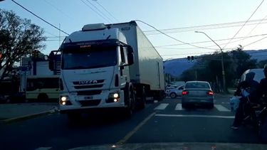 un camion corto cables y genero un caos en el transito