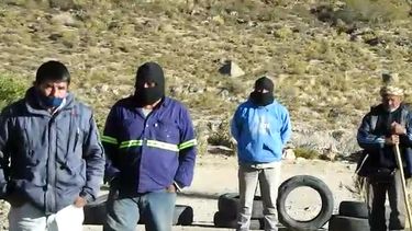 Vecinos de Choya bloquean un ingreso a Agua Rica.