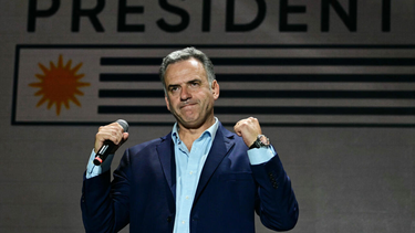 Yamandú Orsi se impone en el balotaje y estaría ganando las elecciones a presidente en Uruguay