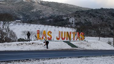 Belleza. La intensa caída de nieve en las zonas serranas de la provincia dejó un hermoso paisaje en Las Juntas.