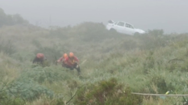 milagro en la cuesta del portezuelo: un auto cayo 50 metros y el conductor salio ileso