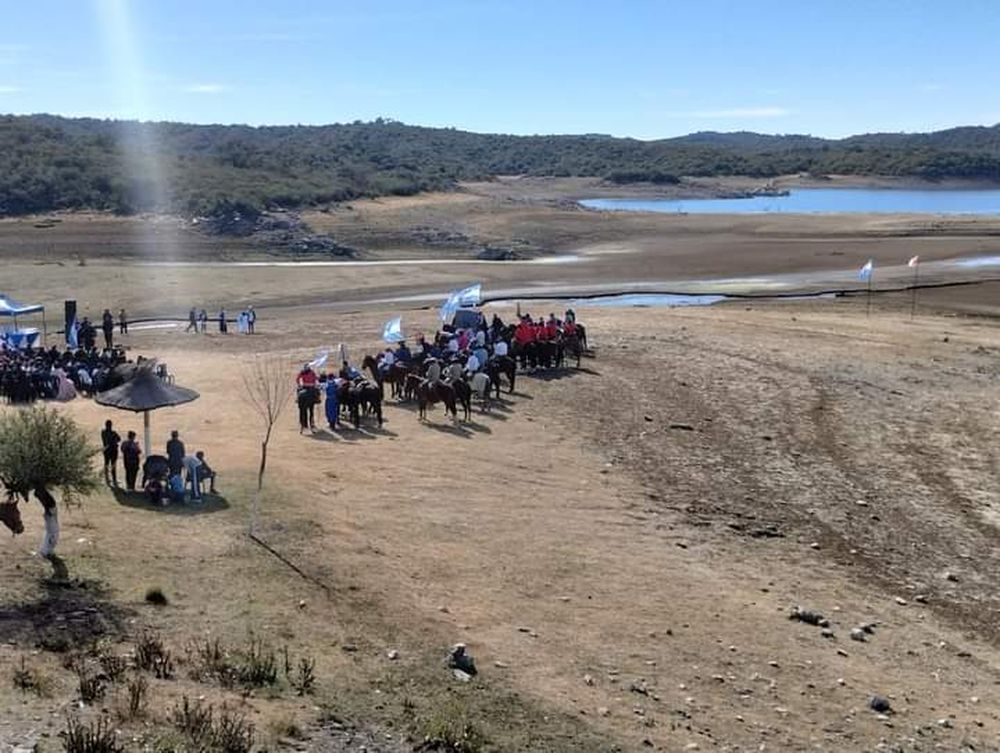Alumnos de Ancasti prometieron lealtad a la bandera de la patria a orillas del Dique de Ipizca4.jpeg