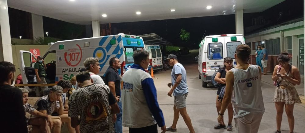 Compañeros de murga esperan afuera del Hospital San Juan Bautista.&nbsp;