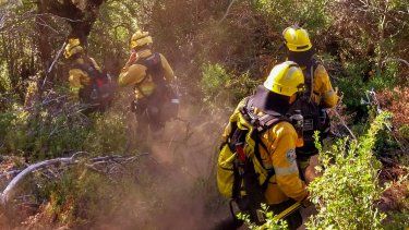 brigadistas catamarquenos continuan combatiendo el incendio en la patagonia
