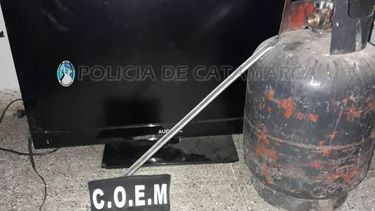 Llevaban un televisor y una garrafa en una moto: quedaron detenidos