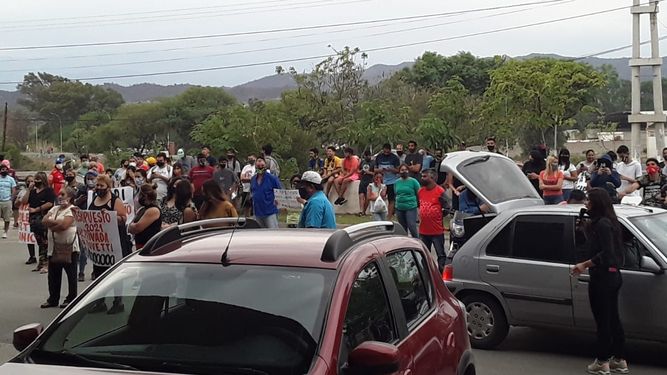 Se manifestaron cesanteados y municipales de Valle Viejo