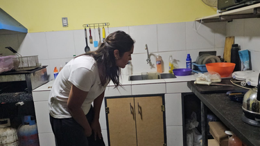 descubrieron a un boquetero oculto bajo la bacha de un local frente al polideportivo fray mamerto esquiu
