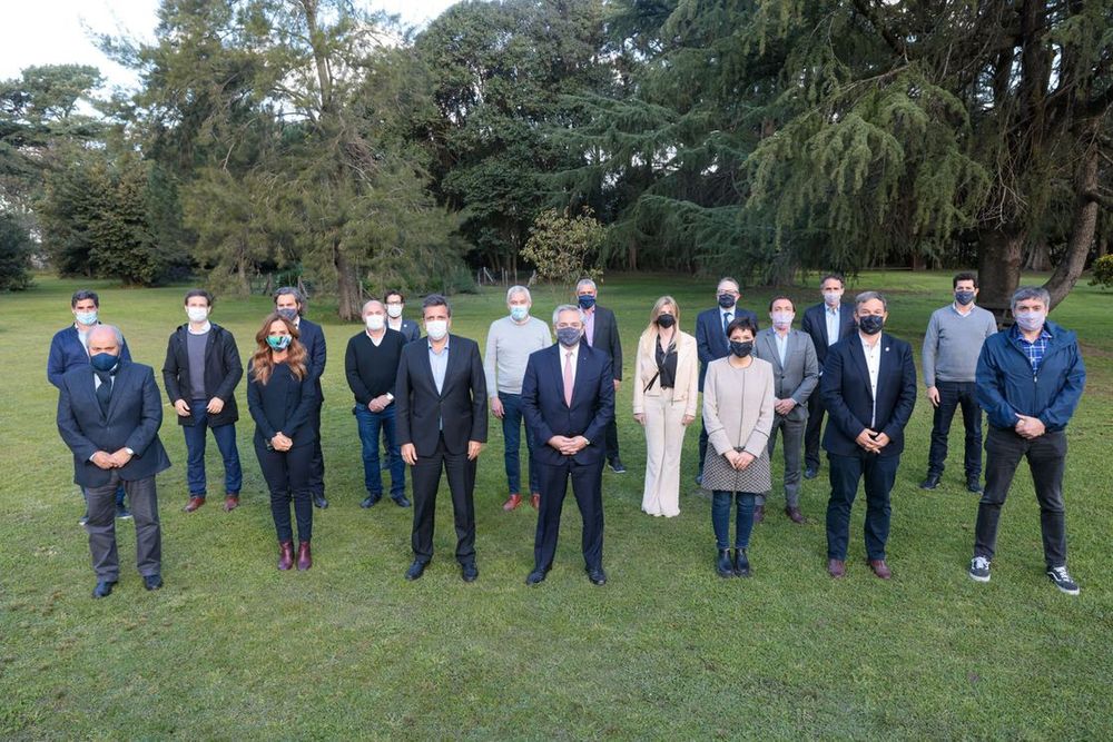 Arremetida. Fernández, Massa y Máximo Kirchner, junto a algunos de los intendentes favorecidos por la re-re.