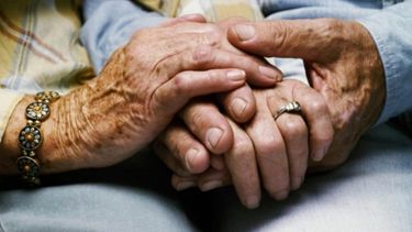 Iba a arreglar un grifo y agredió a una anciana
