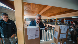 El gobernador Raúl Jalil pidió a la gente que se acerque a votar El gobernador Raúl Jalil pidió a la gente que se acerque a votar