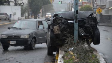 Automovilista se incrustó contra un cantero y un poste