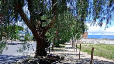 Escombros. El paso se ve afectado para los vecinos de la zona.