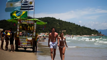 aumento de turistas argentinos en brasil: preven record para este verano