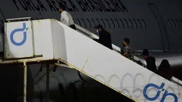 llega un vuelo con argentinos deportados por el gobierno de donald trump
