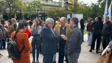 Presencias. Los exministros Mamerto Acuña y Raúl Giné, ayer en la marcha por la actualización salarial.