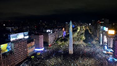 Una multitud celebró en el Obelisco